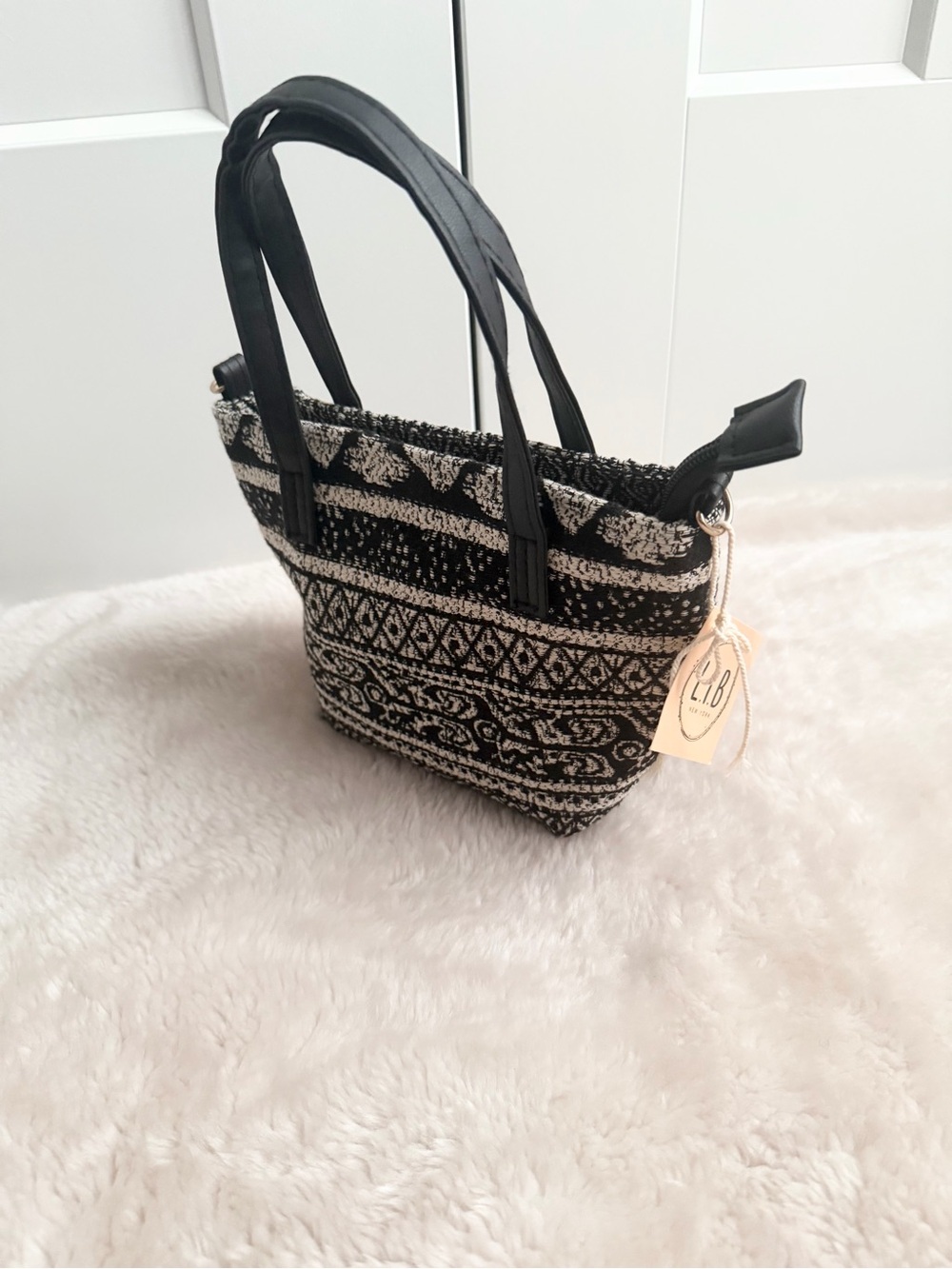 L.I.B New York. Black & Cream Woven Pattern Tote Bag with Removable Strap - Picture 5 of 9